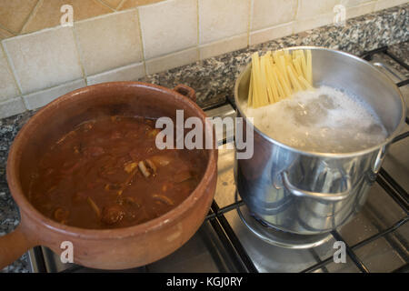 Pâtes linguine avec ragoût de calamars cuits dans une cocotte en terre cuite Banque D'Images