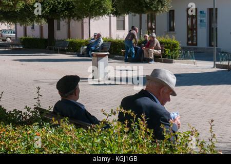 De vieux hommes reste sur la place du village de Poggiorsini, Italie. poggiorsini était un fief de la famille Orsini qui ont donné leur nom à l'autre du pays. C'est Banque D'Images