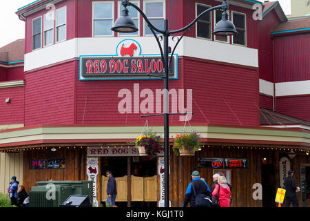 Une vue extérieure de l'entrée du Red Dog Saloon, un monument à Juneau, en Alaska. Banque D'Images