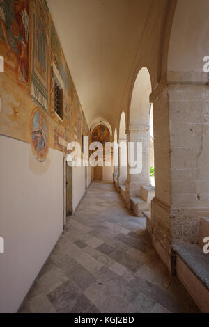 Cloître (quadriportique) avec loggia décorée de fresques, basilique romane de Santa Caterina d'Alessandria, Galatina, Puglia, Italie Banque D'Images