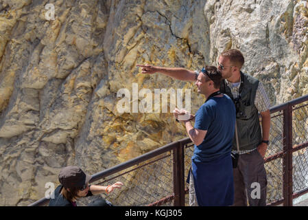 Le parc national de Yellowstone, Wyoming, USA - Le 17 juillet 2017 : un guide, raconte une descente sur tourisme chutes yellowstone grand canyon de yello. Banque D'Images