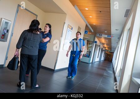 Le personnel médical traverse un couloir sur le campus de Mission Bay du centre médical de l'Université de Californie à San Francisco (UCSF) à San Francisco, Californie, le 29 septembre 2017. () Banque D'Images