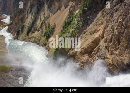 Lower Falls Yellowstone River. eaux déchaînées. vaporiser de cascade. Banque D'Images