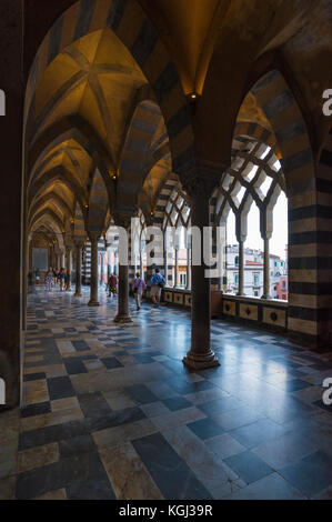 Amalfi, Italie - le centre historique impressionnant de la ville touristique dans la région de Campanie, golfe de Salerne, sud de l'Italie. Banque D'Images