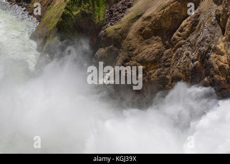 Gros plan du lower falls Yellowstone River. eaux déchaînées. vaporiser de cascade. Banque D'Images