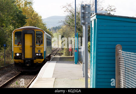 Train Arriva Trains Wales 153 sur la ligne de Cœur du Pays de Galles d'arriver à Broome, Shropshire, England, UK Banque D'Images