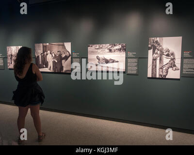 De superbes photographies historiques sur l'affichage dans la galerie de photos prix Pulitzer dans Newseum, Washington DC, United States. Banque D'Images