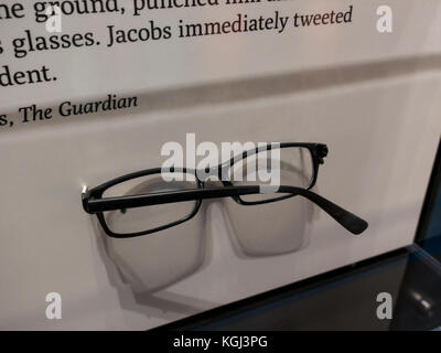 Ben Jacobs lunettes cassées sur l'affichage en Newseum, un musée interactif à Washington DC, United States. Banque D'Images