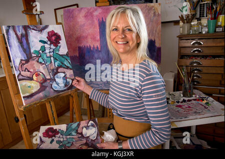 Copiste Susie Ray dans son studio de Cornwall. Banque D'Images