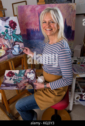 Copiste Susie Ray dans son studio de Cornwall. Banque D'Images