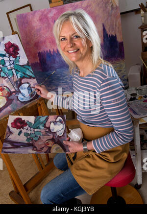 Copiste Susie Ray dans son studio de Cornwall. Banque D'Images