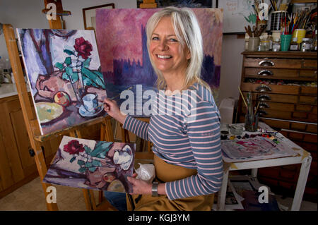 Copiste Susie Ray dans son studio de Cornwall. Banque D'Images