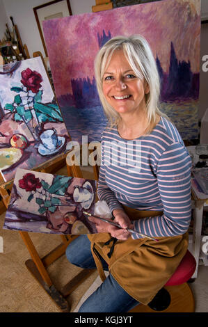 Copiste Susie Ray dans son studio de Cornwall. Banque D'Images