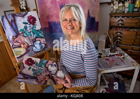 Copiste Susie Ray dans son studio de Cornwall. Banque D'Images