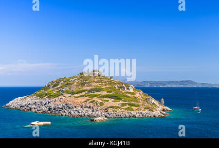 Vardiola. St Nicholas. petite île avec des ruines dans la baie d'Agios Nikolaos, sur le nord de l'île de Zakynthos, Grèce Banque D'Images