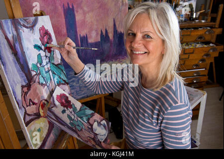 Copiste Susie Ray dans son studio de Cornwall. Banque D'Images