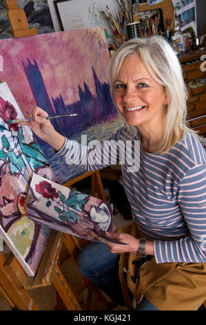 Copiste Susie Ray dans son studio de Cornwall. Banque D'Images