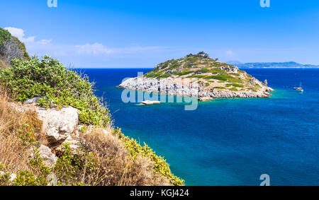 Vardiola. St Nicholas. petite île avec des ruines dans la baie d'Agios Nikolaos, sur le nord de Zakynthos, Grèce Banque D'Images