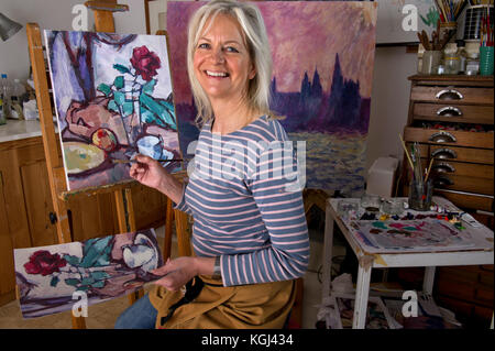 Copiste Susie Ray dans son studio de Cornwall. Banque D'Images