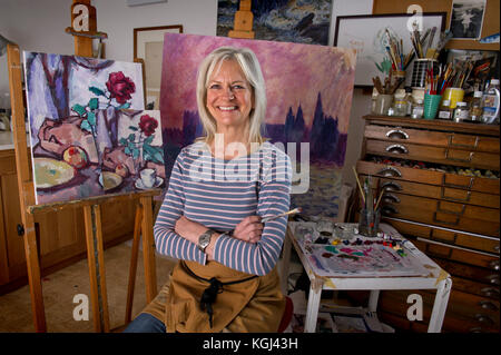 Copiste Susie Ray dans son studio de Cornwall. Banque D'Images