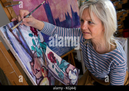 Copiste Susie Ray dans son studio de Cornwall. Banque D'Images