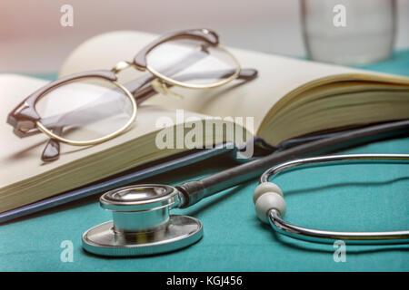 Livres de médecine à côté d'un stéthoscope et lunettes, conceptual image Banque D'Images