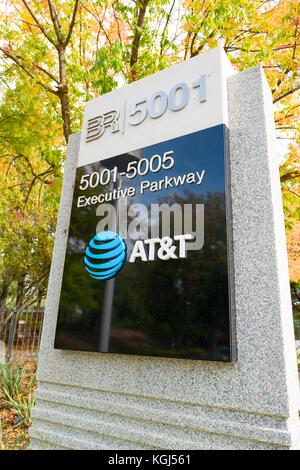 Signer avec logo au siège régional de la société de télécommunications ATT dans le ranch de l'évêque office park à San Ramon, Californie, le 20 octobre 2017. () Banque D'Images