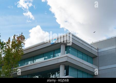 Signe avec logo sur la façade du bureau de la société de veille économique SAP dans le parc de bureaux Bishop Ranch à San Ramon, Californie, le 20 octobre 2017. () Banque D'Images