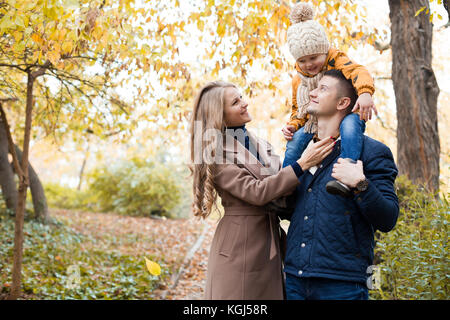 Pour les garçons de la famille à pied sur l'automne woods Banque D'Images