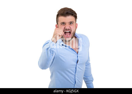 Les jeunes en colère crier émotionnel barbu homme debout sur mur blanc contexte isolé. Banque D'Images