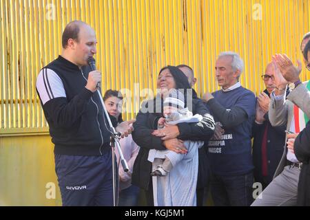 Naples, Italie. 05Th nov, 2017. aujourd'hui, le 8 novembre, a été inauguré à Naples dans le quartier de Scampia, connu pour les chroniques de la guerre de camorra, l'un des plus modernes de la ville de Naples. Le centre sportif a été nommé d'après Antonio landiere, un jeune garçon handicapé, qui était innocent de la camorra, qui a été tué accidentellement dans la fureur entre le scissionists et le clan de lauro. crédit : fabio sasso/pacific press/Alamy live news Banque D'Images