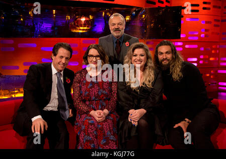 (Gauche-droite) Hugh Grant, Sarah Millican, Graham Norton, Kelly Clarkson et Jason Momoa pendant le tournage du Graham Norton Show aux London Studios, dans le sud de Londres, devant être diffusé sur BBC One vendredi soir. Banque D'Images