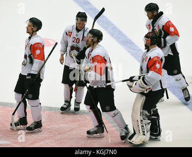 Trinec, République tchèque. 07 novembre 2017. Les joueurs de Malmo Redhawks sont vus après le match perdu de la Ligue des Champions HC Ocelari Trinec vs Malmo Redhawks à Trinec, République tchèque, le 7 novembre 2017, crédit : Jaroslav Ozana/CTK photo/Alamy Live News Banque D'Images