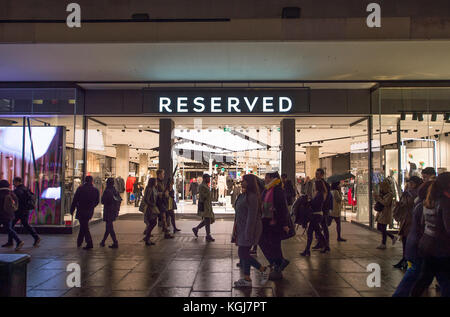 The West End, Londres, Royaume-Uni. 7 novembre 2017. Les magasins du West End de Londres se sont mis en route pour la saison de Noël, le soir, les lumières d'Oxford Street sont allumées. Magasin réservé à Oxford Street, premier magasin britannique de la chaîne de mode polonaise. Crédit : Malcolm Park/Alay Live News. Banque D'Images