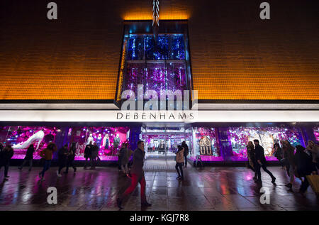 The West End, Londres, Royaume-Uni. 7 novembre 2017. Les magasins du West End de Londres se sont mis en route pour la saison de Noël, le soir, les lumières d'Oxford Street sont allumées. Entrée du magasin Debenhams à Oxford Street. Crédit : Malcolm Park/Alay Live News. Banque D'Images