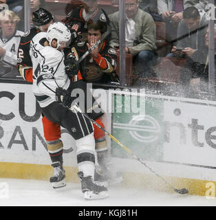 Los Angeles, Californie, USA. 31 juillet, 2017. Kings de Los Angeles, le défenseur Derek Forbort (24) et d'Anaheim avant Dennis Rasmussen (22) lutte pour la rondelle lors d'un match de hockey 2017-2018 à Anaheim, Californie le 7 novembre 2017. Kings de Los Angeles a gagné 4-3 en prolongation. Ringo : crédit Chiu/ZUMA/Alamy Fil Live News Banque D'Images