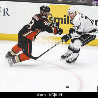 Los Angeles, Californie, USA. Nov 7, 2017. Anaheim Ducks le défenseur François Beauchemin (23) et des Kings de Los Angeles l'avant Tanner Pearson (70) lutte pour la rondelle lors d'un match de hockey 2017-2018 à Anaheim, Californie le 7 novembre 2017. Kings de Los Angeles a gagné 4-3 en prolongation. Ringo : crédit Chiu/ZUMA/Alamy Fil Live News Banque D'Images