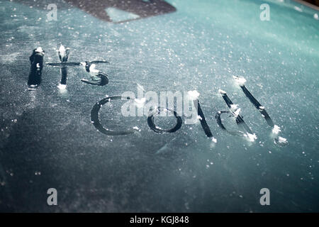 Flintshire, nord, Royaume-Uni. uk weather. Un démarrage à froid frosty pour certains aujourd'hui après une journée de pluie hier et ciel dégagé pour le reste de la journée. Les mots "c'est froid !" écrit dans un pare-brise d'une voiture avant le dégivrage en raison du gel de nuit dans lixwm, flintshire Banque D'Images