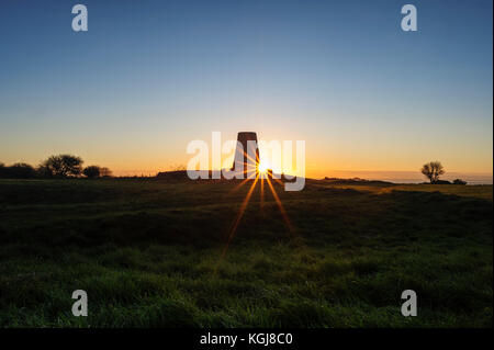 Cleadon, UK. Nov 8, 2017. uk weather. cleadon moulin au lever du soleil sur un beau matin croquant. Credit : james fortune/Alamy live news Banque D'Images