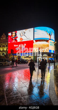 Piccadilly Circus, Londres, Royaume-Uni. 7 novembre 2017. Des milliers de personnes se tournent vers le West End de Londres pour assister à l'allumage des lumières de Noël annuelles à 18:15 dans Oxford Street. L'écran LED coloré de Piccadilly Circus se reflète sur la chaussée mouillée. Crédit : Malcolm Park/Alay Live News. Banque D'Images