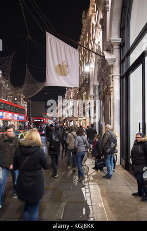 Regent Street, Londres, Royaume-Uni. 7 novembre 2017. Des milliers de personnes se tournent vers le West End de Londres pour assister à l'allumage des lumières de Noël annuelles à 18:15 dans Oxford Street. À l'extérieur de l'Apple Store animé de Regent Street. Crédit : Malcolm Park/Alay Live News. Banque D'Images