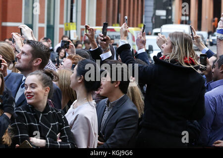 Ubs. Londres, Royaume-Uni. Nov 8, 2017. membres du public prend des photos et vidéo de l'arrivée de la duchesse de Cambridge Kate Middleton., la duchesse de Cambridge arrive à ubs pour place2be's school leaders forum dans le cadre de ses travaux en cours sur la santé mentale et le bien-être des enfants. La duchesse ouvrira la conférence et inscrivez-vous les délégués au forum qu'ils jugent les questions clés et les dernières réflexions sur le rôle que les écoles peuvent jouer dans la lutte contre les problèmes de santé mentale au début de la vie. crédit : dinendra haria/Alamy live news Banque D'Images