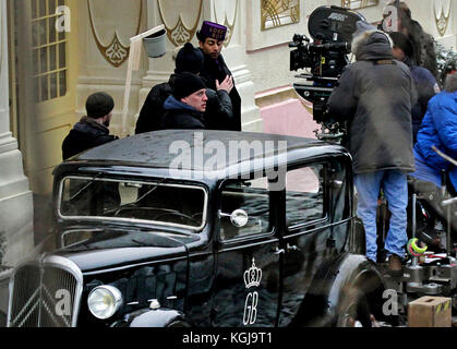 DOSSIER - image de dossier datée du 04 février 2013 montrant l'acteur Adrian Quinonez, dans le rôle d'un garçon du hall, debout devant un tournage en plein air pendant le tournage de la production hollywoodienne 'The Grand Budapest Hotel' à Gorlitz, Allemagne. Photo : Jens Trenkler/dpa-Zentralbild/dpa Banque D'Images