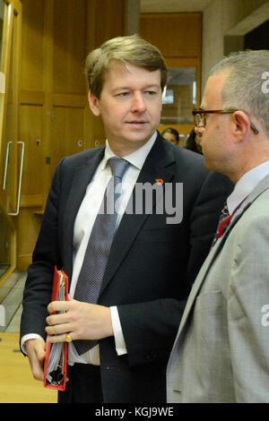 Edinburgh, Ecosse, Royaume-Uni. 05Th nov, 2017. Chris skidmore mp (l), ministre de la constitution dans le gouvernement britannique, arrive à s'exprimer devant la délégation de pouvoirs du parlement écossais et de réforme du droit de l'Union européenne (retrait) Le projet de loi, Ken crédit : jack/Alamy live news Banque D'Images