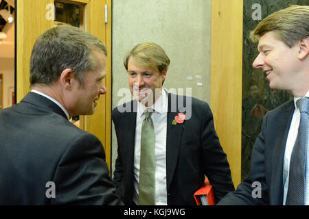 Edinburgh, Ecosse, Royaume-Uni. 05Th nov, 2017. Gouvernement du Royaume-Uni ministres Robin Walker mp (c), sous-secrétaire parlementaire d'État à la sortie de l'Union européenne, et Chris skidmore mp (r), ministre de la constitution, arrivent à s'exprimer devant la délégation de pouvoirs du parlement écossais et de réforme du droit de l'Union européenne (retrait) Le projet de loi, Ken crédit : jack/Alamy live news Banque D'Images