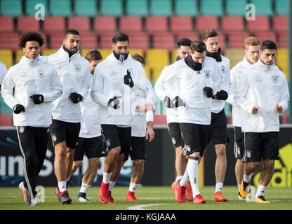 Berlin, Allemagne. 08 novembre 2017. Les Allemands (de gauche à droite) Leroy Sane, Sami Khedira, Emre Can, Sebastian Rudy et Lars Stindl ont fait du jogging lors de l'entraînement de l'équipe nationale allemande de football au parc sportif Friedrich Ludwig Jahn à Berlin, Allemagne, le 8 novembre 2017. Crédit : Soeren Stache/dpa/Alamy Live News Banque D'Images