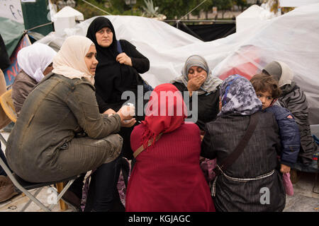 Athènes, Grèce. 05Th Nov, 2017. Les réfugiés continuent leur sit-in à la place Syntagma sur leur 8e jour de grève de la faim, tandis que leurs compatriotes, Syriens, réfugiés afghans et irakiens qui ont attendu en Grèce pendant plus de 18 mois et ont droit au regroupement familial, de mars à l'ambassade de l'Allemagne exige que les gouvernements grec et allemand respecter la limite légale de six mois pour le regroupement familial et les vols charter à l'Allemagne pour les réfugiés reconnus. © Nikolas Georgiou / Alamy Live News Crédit : Nikolas Georgiou/Alamy Live News Banque D'Images