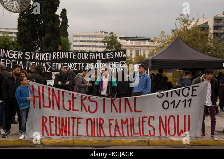 Athènes, Grèce. 05Th Nov, 2017. Les réfugiés continuent leur sit-in à la place Syntagma sur leur 8e jour de grève de la faim, tandis que leurs compatriotes, Syriens, réfugiés afghans et irakiens qui ont attendu en Grèce pendant plus de 18 mois et ont droit au regroupement familial, de mars à l'ambassade de l'Allemagne exige que les gouvernements grec et allemand respecter la limite légale de six mois pour le regroupement familial et les vols charter à l'Allemagne pour les réfugiés reconnus. © Nikolas Georgiou / Alamy Live News Crédit : Nikolas Georgiou/Alamy Live News Banque D'Images