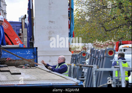 Londres, Royaume-Uni. Nov 8, 2017. Bornes de cérémonie arrivent à entourer le cénotaphe que préparations pour le jour de l'Armistice et Dimanche du souvenir aura lieu à Whitehall et Westminster. Crédit : Stephen Chung/Alamy Live News Banque D'Images
