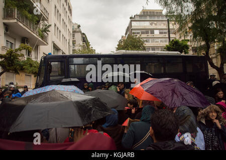 Athènes, Grèce. 05Th Nov, 2017. Des pancartes et des banderoles holding réfugiés crier des slogans comme ils mars à l'ambassade d'Allemagne à Athènes pour protester. Tandis que leurs compatriotes sont sur leur 8e jour de grève de la faim à la place Syntagma,juste en face du parlement grec, Syrien, Iraquiens et Afghans réfugiés qui attendent en Grèce pendant plus de 18 mois et sont admissibles à la réunification ont organisé une manifestation pour exiger le respect des gouvernements allemand et grec la limite légale de six mois pour le regroupement familial et les vols charter à l'Allemagne pour les réfugiés reconnus. © Nikolas Georgiou / Alamy Banque D'Images